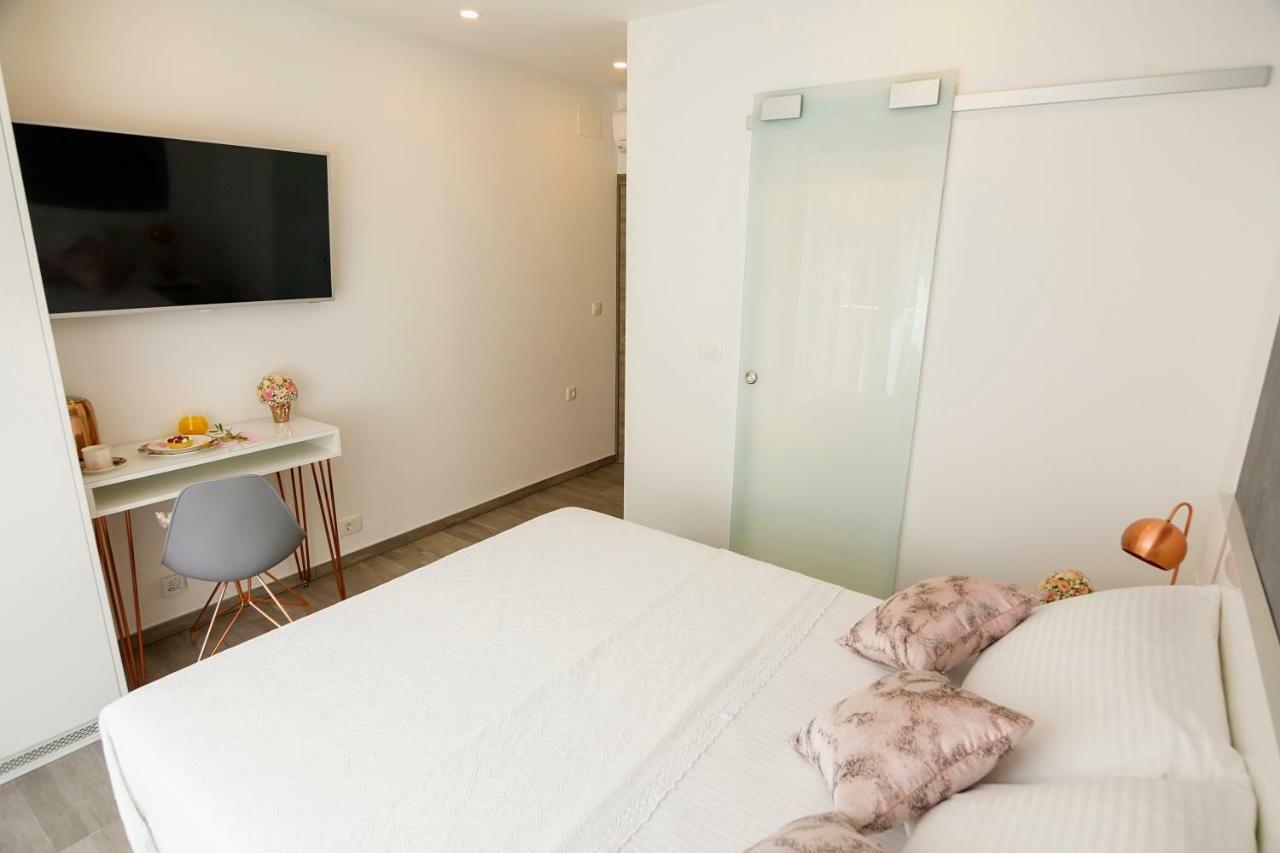 Rose Gold Rooms & Studio With Balcony Split Exterior foto